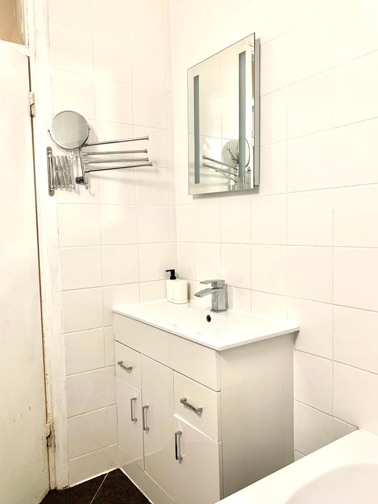 Cosy 2 Bedroom Apartment In Swiss Cottage. London Eksteriør bilde