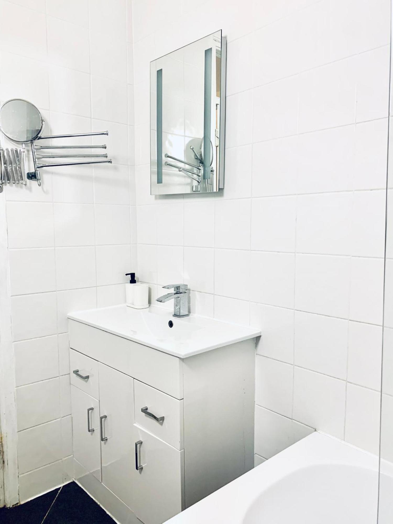 Cosy 2 Bedroom Apartment In Swiss Cottage. London Eksteriør bilde